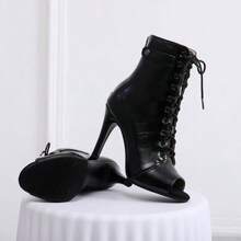 Damskie botki do tańca jazzowego/nowoczesnego na obcasie 9,5 cm, z odkrytymi palcami, sznurowane, zapinane na zamek błyskawiczny z tyłu, z prążkowaną podeszwą, na cienkim obcasie, odpowiednie na imprezy i tańce. Dostępne w kolorze czarnym i brązowym, odpowiednie na każdą porę roku.