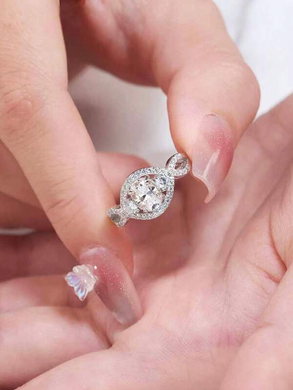 خاتم فضة عيار 925 بوزن 1 قيراط من حجر الموسانيت بجودة VVS ذو تصميم واجهة واسعة وشكل أنيق برمز اللانهائية، مجوهرات نوعية للنساء لتقديمها كهدية لصديقة أو زوجة أو أم