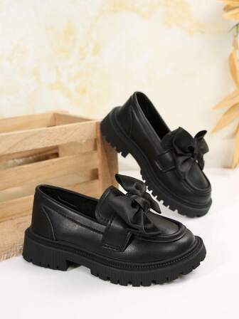 1双女童公主风黑色软皮平底鞋，可爱蝴蝶结乐福鞋，圆头防滑厚底，适合3-15岁女孩参加派对、度假、日常穿着、舞蹈等场合，2025春秋新款