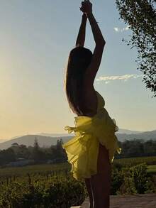 New Sexy Spaghetti Strap Deep V-Neck Backless Pleated Dress Made Of High-Quality Silk Fabric, With A Soft And Delicate Touch, Perfect For Romantic Dinners And Fashionable Parties, Ideal For Women Seeking Individuality And Charm. - 黃色 - 查看 8