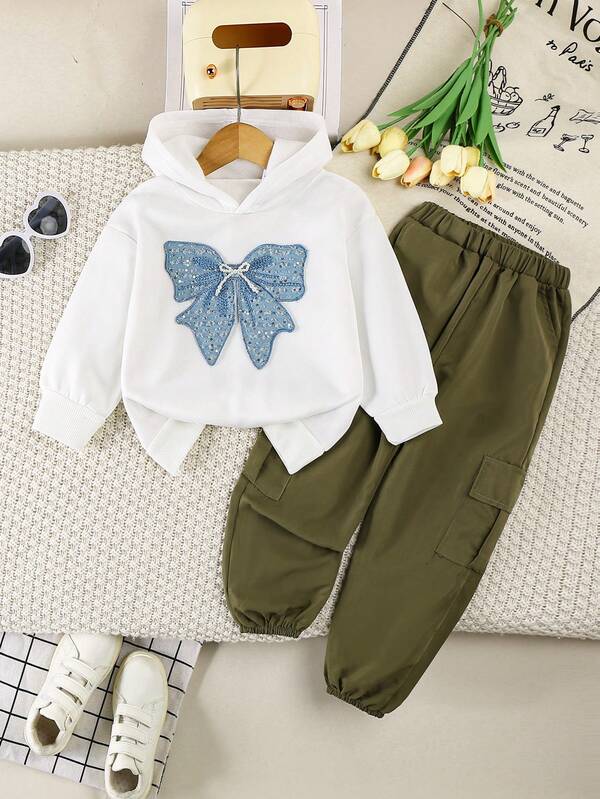 طقم هوديي مطرز بالفراشات وبنطال كارجو متعدد الجيوب للبنات