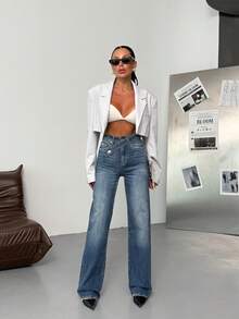 Pantalones vaqueros de color azul marino con detalle de doble botón