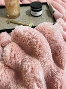 1 pieza Manta suave y cálida de terciopelo de leche - Estilo moderno de Halloween, lavable a máquina, textura acanalada, adecuada para todas las estaciones, excelente para cama, sofá, camping - Regalo de Navidad, Regalo del Día de la Madre, Esencial de camping, Manta de poliéster de estilo moderno, Decoración de habitación, Cubierta de sofá, Edredón