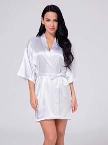 The Bridesmaid Nightgown With Golden Letters Printed On The Back, The Simple And Elegant After-Bath Robe, Can Be Given As Gifts For Valentine's Day/Independence Day/Halloween/Christmas. It Can Be Worn All Year Round And Is The Bridesmaid Dress For The Bridal Party.