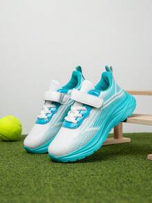 زوج من أحذية الجري الخفيفة والعصرية للأطفال، ذات ألوان تدرجية مناسبة للرياضة والخارج في فصل الخريف وعيد الميلاد، مصنوعة من شبكة تنفس