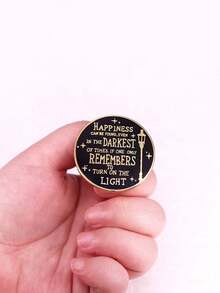 1pc Halloween Letter Street Brooch, Casual Casual Style, Zinc Alloy Material, Perfect For Street Fashion, Daily Wear, And Personalized Gifts - 奇幻小說 - 查看 4