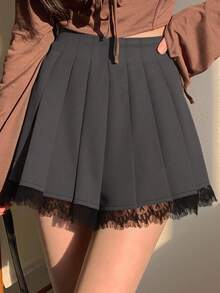 Falda corta plisada para mujer con encaje en el dobladillo, diseño femenino y moderno que aporta un toque elegante y sensual al look. Confeccionada en tejido suave y ligero, de cintura alta que realza la figura. Perfecta para combinar con blusas, tops o suéteres, adecuada para primavera, verano u otoño. Ideal para outfits casuales, citas o eventos especiales, ofreciendo comodidad y estilo en una sola prenda - Gris - Ver 1