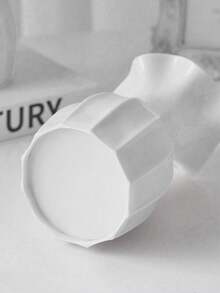 1个实心塑料莲花花瓶，多种颜色可选，外观仿陶瓷，精致耐用，不易碎。适用于家居装饰、客厅、书桌、阳台、餐桌、卧室，以及婚礼、派对、聚会、花园装饰、干花容器。 - 白色 - 查看 9