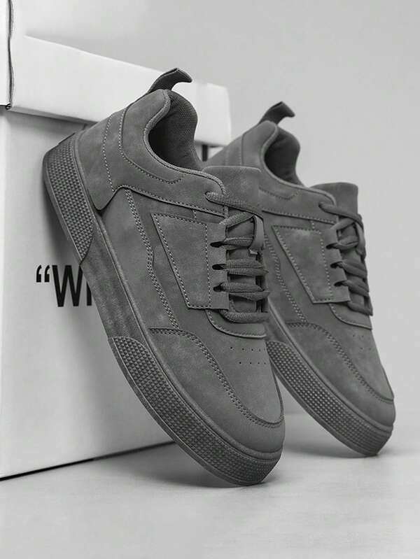 Tênis esportivo masculino cinza liso com cadarço na frente, estilo minimalista, bico redondo, sola grossa e aumento de altura (é melhor escolher um tamanho maior), estilo anos 2000