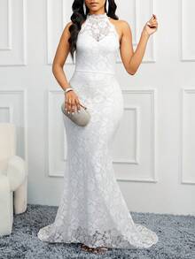 Vestido formal con cuello halter y espalda descubierta con encaje