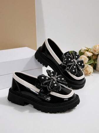 Mocasines de plataforma negros, estilo universitario de punta redonda, nuevos llegados para niñas en primavera/otoño 2025, 1 par de zapatos casuales/escolares/de fiesta de piel de PU suave y cómoda con decoración de lazo de perlas y brillantes de rhinestone