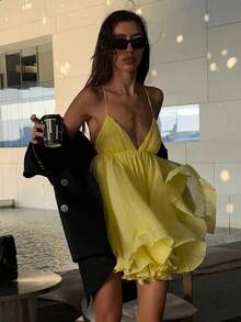New Sexy Spaghetti Strap Deep V-Neck Backless Pleated Dress Made Of High-Quality Silk Fabric, With A Soft And Delicate Touch, Perfect For Romantic Dinners And Fashionable Parties, Ideal For Women Seeking Individuality And Charm. - 黃色 - 查看 4