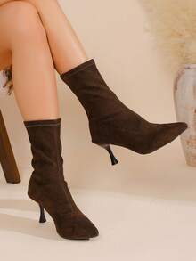 Botas cortas con tacón alto y puntera puntiaguda de estilo sexy, deportivo y de oficina para mujeres. Nuevas botas de calcetín elástico negro de tacón fino para otoño/invierno. Botas de media pantorrilla de moda casual y versátil para vestidos ajustados.