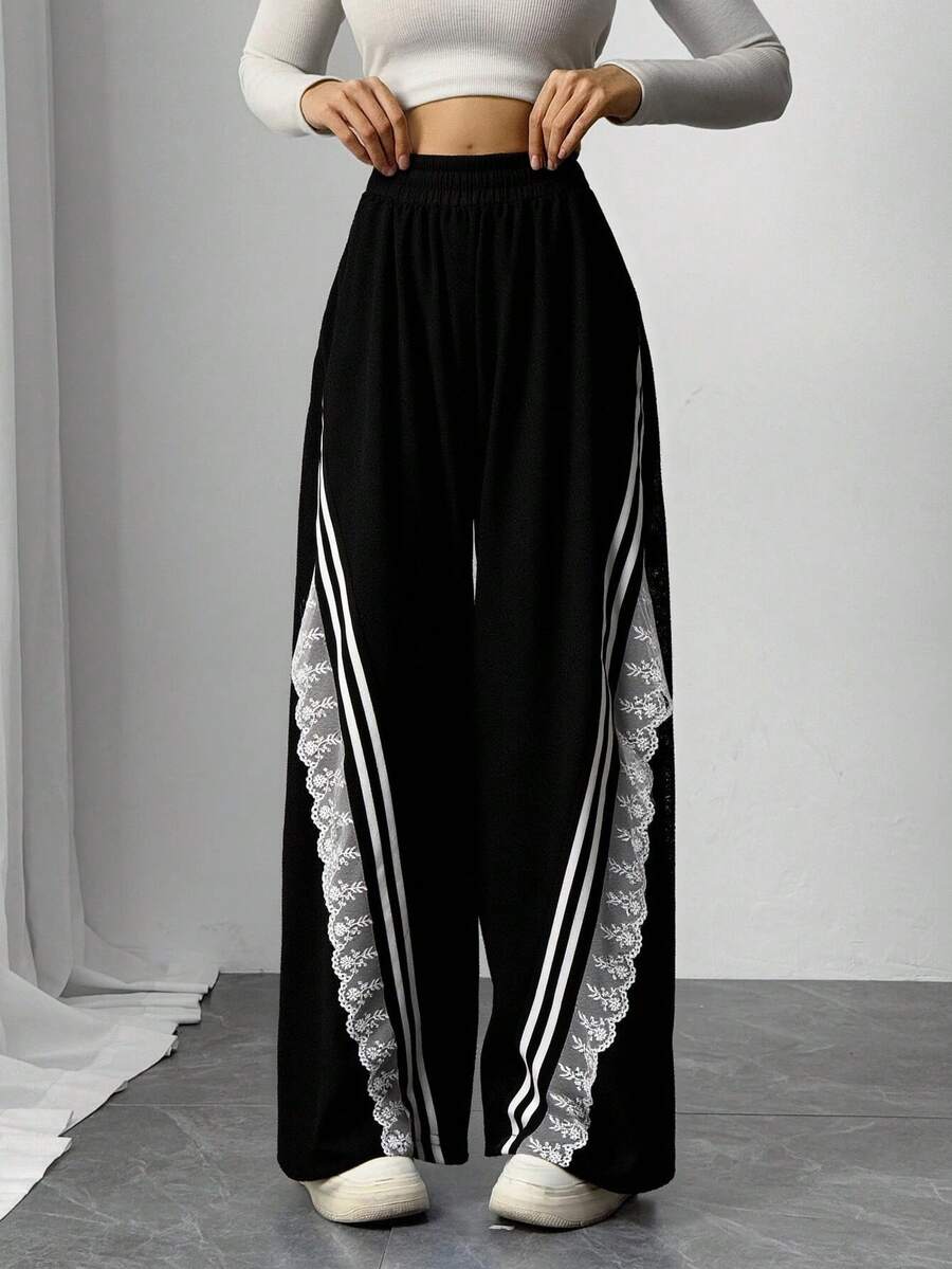 Pantalón ancho para mujer con encaje lateral y franjas decorativas, diseño moderno y original ideal para un look casual con estilo. Confeccionado en tejido suave y cómodo, cintura elástica de talle alto que ofrece ajuste perfecto y comodidad. Perfecto para combinar con tops, camisetas o sudaderas, adecuado para primavera, otoño e invierno. Prenda versátil que aporta un toque femenino y distintivo al outfit diario - Negro - Ver 1
