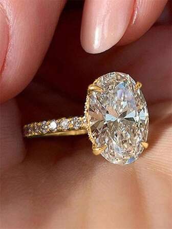 1枚精美立方氧化锆戒指，适合女性佩戴，是婚礼、订婚、情人节、派对以及作为礼物的理想之选。