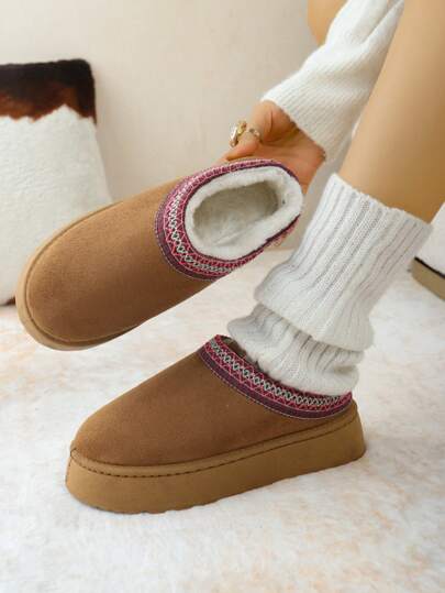 O pereche de papuci de casă pentru tineri, papuci de pluș pentru interior și exterior, moi și confortabili, potriviți pentru uz casnic și mers pe jos.