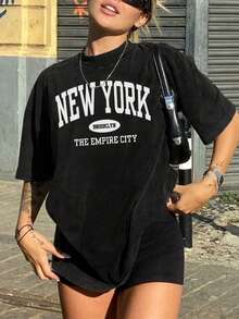 Camiseta casual de mujer de manga corta con cuello redondo y hombros descubiertos, con estampado de letras, para uso diario y versátil. Blusas gráficas de mujer en blanco, negro y rosa para outfits de vacaciones - Negro - Ver 6