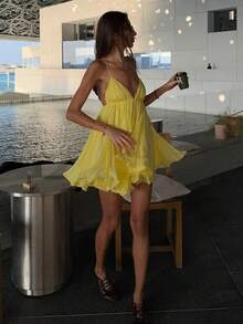 New Sexy Spaghetti Strap Deep V-Neck Backless Pleated Dress Made Of High-Quality Silk Fabric, With A Soft And Delicate Touch, Perfect For Romantic Dinners And Fashionable Parties, Ideal For Women Seeking Individuality And Charm. - 黃色 - 查看 3