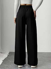 Pantalón ancho para mujer con encaje lateral y franjas decorativas, diseño moderno y original ideal para un look casual con estilo. Confeccionado en tejido suave y cómodo, cintura elástica de talle alto que ofrece ajuste perfecto y comodidad. Perfecto para combinar con tops, camisetas o sudaderas, adecuado para primavera, otoño e invierno. Prenda versátil que aporta un toque femenino y distintivo al outfit diario - Negro - Ver 2
