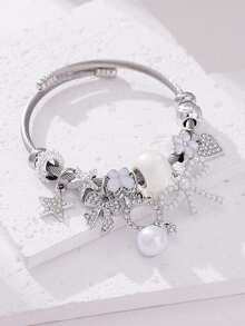 1 pieza Encantador brazalete de acero inoxidable con lazo de cuentas, decorado con rhinestones y perlas falsas, con colgante de estrella y corazón, adecuado para uso diario de mujeres, festivales, accesorios de fiesta, regalo del Día de San Valentín