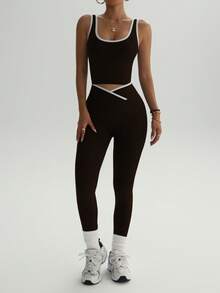 女士高腰瑜伽健身套装 - 撞色运动上衣和紧身裤，弹力涤纶混纺面料，适合跑步和锻炼 - 棕色 - 查看 7