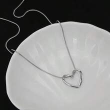 Un elegante collar con colgante en forma de corazón, perfecto para que las damas lo luzcan durante la Navidad, el Día de San Valentín, aniversarios de boda y otras ocasiones románticas