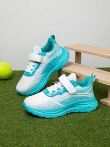 زوج من أحذية الجري الخفيفة والعصرية للأطفال، ذات ألوان تدرجية مناسبة للرياضة والخارج في فصل الخريف وعيد الميلاد، مصنوعة من شبكة تنفس