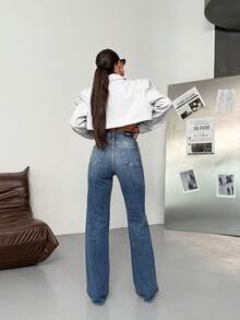 Pantalones vaqueros de color azul marino con detalle de doble botón