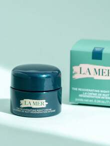 LA MER [迷你] 全新焕肤晚霜 7ml / 开始逆转 8 个明显衰老迹象：细纹、丰盈、柔软、光泽、紧致、光滑、纹理和皱纹。91% 的人表示皮肤感觉更柔软。95% 的人表示皮肤感觉更紧致。 - Night Cream 7ml - 查看 4