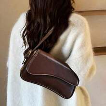 Bolsa Feminina Baguete Boho Minimalista com Alça de Ombro Aba Irregular Cafe Caramelo Nude Branca Preto Vermelho Verniz - Café - Visão 3