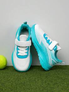 زوج من أحذية الجري الخفيفة والعصرية للأطفال، ذات ألوان تدرجية مناسبة للرياضة والخارج في فصل الخريف وعيد الميلاد، مصنوعة من شبكة تنفس