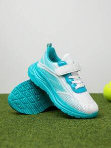 زوج من أحذية الجري الخفيفة والعصرية للأطفال، ذات ألوان تدرجية مناسبة للرياضة والخارج في فصل الخريف وعيد الميلاد، مصنوعة من شبكة تنفس