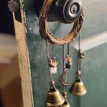 1 pièce Décoration de sonnette de porte de sorcière vintage en métal, support de porte de protection de la maison, chapeau à balai avec sonnette de sorcière sans batterie ni électricité. Décoration durable pour porte d'extérieur/intérieur, décoration d'Halloween, décoration de jardin effrayante. Pas de câblage, sonnette festive, construction robuste, ornement thématique, décorations d'extérieur, cadeau de Noël, décoration de chambre