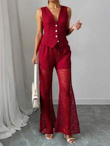 Conjunto de dos piezas para mujer confeccionado en encaje floral, compuesto por chaleco sin mangas con botones frontales y pantalón largo transparente con forro corto interior. Diseño elegante y sensual ideal para ocasiones especiales, verano o eventos nocturnos. Tejido ligero y cómodo que resalta la silueta femenina. Perfecto para combinar con tacones y accesorios sofisticados para un look llamativo y moderno. - Rojo - Ver 1