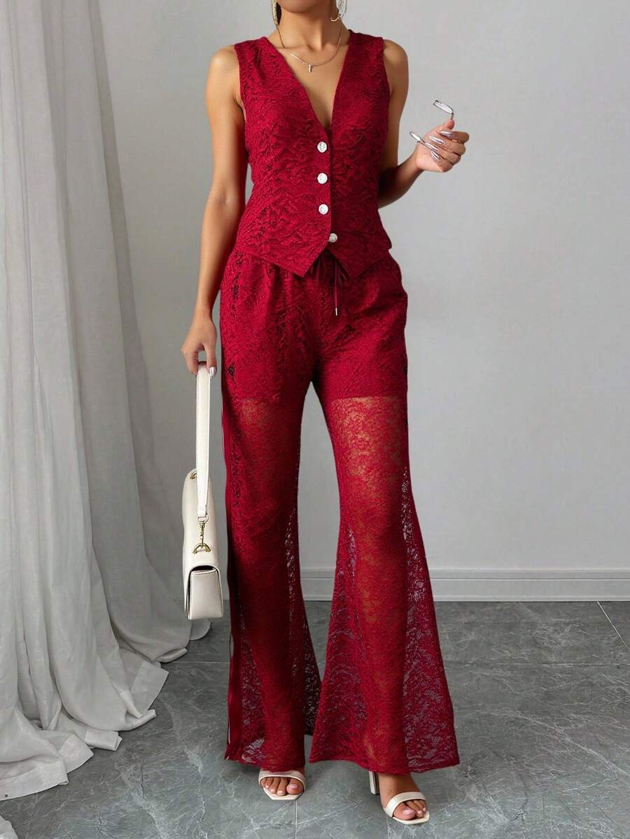 Conjunto de dos piezas para mujer confeccionado en encaje floral, compuesto por chaleco sin mangas con botones frontales y pantalón largo transparente con forro corto interior. Diseño elegante y sensual ideal para ocasiones especiales, verano o eventos nocturnos. Tejido ligero y cómodo que resalta la silueta femenina. Perfecto para combinar con tacones y accesorios sofisticados para un look llamativo y moderno. - Rojo - Ver 1