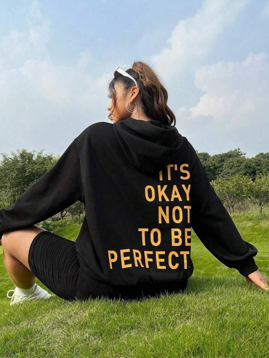 Mujer003-1 Sudadera de mujer Almacén local en México invierno sudadera de manga larga cómoda suave Sudadera con capucha negra con el texto amarillo "IT'S OKAY NOT TO BE PERFECT" impreso en la espalda - Negro - Ver 1