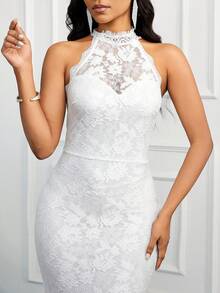 Vestido formal con cuello halter y espalda descubierta con encaje