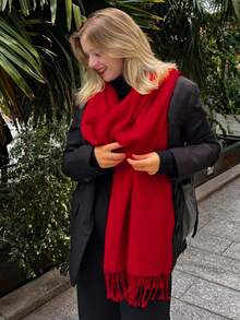 1条女士纯色休闲仿羊绒围巾，适合换季、日常佩戴，防风保暖，羊绒材质，圣诞节、红色圣诞、新年礼物
