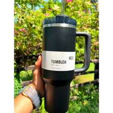 1pc,40 0z H2.0 Stan Cup, 40oz StanlyCup Stainless Steel Vacuum InsulatedTumbler With Lid And Straw ForWater, Lced Tea Or Coffee, SmoothieAnd More, 400z Reusable DoubleWalled Vacuum Insulated StainlessSteelWater Bottle With Handle ForOutdoor Activities, Camping, HikingAnd Traveling, 40 Ounce PortableHandy Flask Metal Drinkware DrinkingCup For Car, Home, Office, SummerAdventures, And Travel Accessories1.18L Lced Coffee Travel Mug For LceDrinks & Hot Drinks Beverage, PerfectFor For Men And Women, Wife &Husband Holiday Gifts Ldeas,Christmas Gifts, Birthday Gifts.Wedding Gifts, Bridesmaid Gift,Valentine's Day Gifts, Mother's DayGifts, Father's Day Gifts , Teacher'sDay Gift, New Year Gifts, CoupleSouvenir Gifts, Graduation Gifts, CarCup Holder Friendly - 黑色 - 查看 1
