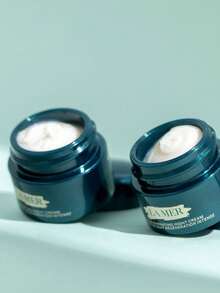 LA MER [迷你] 全新焕肤晚霜 7ml / 开始逆转 8 个明显衰老迹象：细纹、丰盈、柔软、光泽、紧致、光滑、纹理和皱纹。91% 的人表示皮肤感觉更柔软。95% 的人表示皮肤感觉更紧致。 - Night Cream 7ml - 查看 5