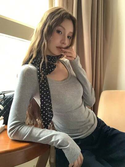 女式春季U领长袖针织T恤搭配波尔卡圆点围巾，夏季