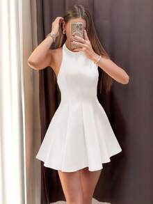 Vestido mini casual con cuello halter para mujer xally 2560, sin mangas, ajustado y acampanado, con cintura ajustada y tejido ligeramente elástico. - Blanco - Ver 1