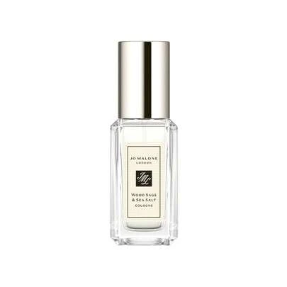 Jo Malone 【正規品】ジョー マローン ロンドン [ミニ] ウッド セージ＆シーソルト コロン 9ml / 並行輸入品  新品未使用  送料無料 / トップノート：アンブレット シード＆ハートノート：シーソルト＆ベースノート：セージ / イギリス海岸の爽やかな空気を胸いっぱいに吸い込んでください。風に吹かれた海岸線は海塩で活気づき、険しい崖のミネラル感も感じられます。荒々しい海に浸り、砕ける波の音が五感を研ぎ澄まします。イギリス諸島の自然の美しさが、フレッシュなウッディな香りを誘います。