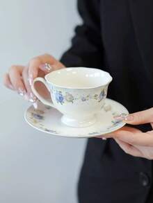 1 set Tasse et soucoupe en céramique à fleurs françaises, assiette à biscuits à bordure dorée avec motif floral bleu, assiette à dessert de style campagne romantique, tasse à petit-déjeuner à roses bleues. Convient pour les discussions de jardin, l'accueil à la maison et les opportunités photo de restaurant.