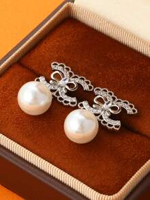 زوج من أقراط الأذن الأنيقة المبسطة ذات الحرف C المزدوج المرصع باللؤلؤ، بنمط الحرف المرصع بالزركونيا، مناسب للهدايا والاستخدام اليومي