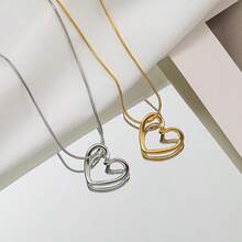 Un elegante collar con colgante en forma de corazón, perfecto para que las damas lo luzcan durante la Navidad, el Día de San Valentín, aniversarios de boda y otras ocasiones románticas