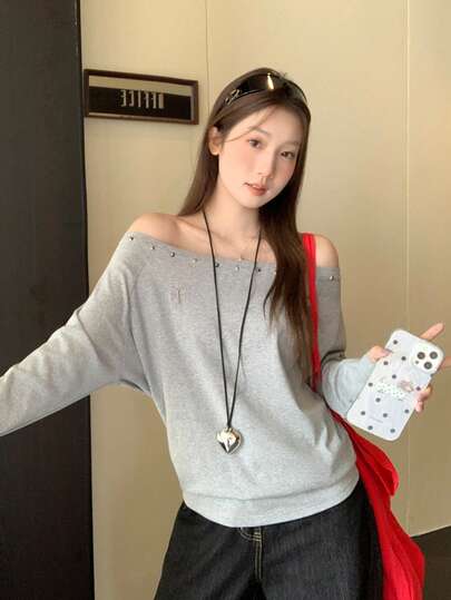 女式露肩针织长袖上衣，饰有铆钉和刺绣，常规长度，中等弹力面料，休闲衬衫