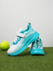 زوج من أحذية الجري الخفيفة والعصرية للأطفال، ذات ألوان تدرجية مناسبة للرياضة والخارج في فصل الخريف وعيد الميلاد، مصنوعة من شبكة تنفس