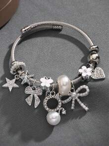 1 pieza Encantador brazalete de acero inoxidable con lazo de cuentas, decorado con rhinestones y perlas falsas, con colgante de estrella y corazón, adecuado para uso diario de mujeres, festivales, accesorios de fiesta, regalo del Día de San Valentín