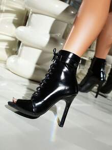 Damskie botki do tańca jazzowego/nowoczesnego na obcasie 9,5 cm, z odkrytymi palcami, sznurowane, zapinane na zamek błyskawiczny z tyłu, z prążkowaną podeszwą, na cienkim obcasie, odpowiednie na imprezy i tańce. Dostępne w kolorze czarnym i brązowym, odpowiednie na każdą porę roku.